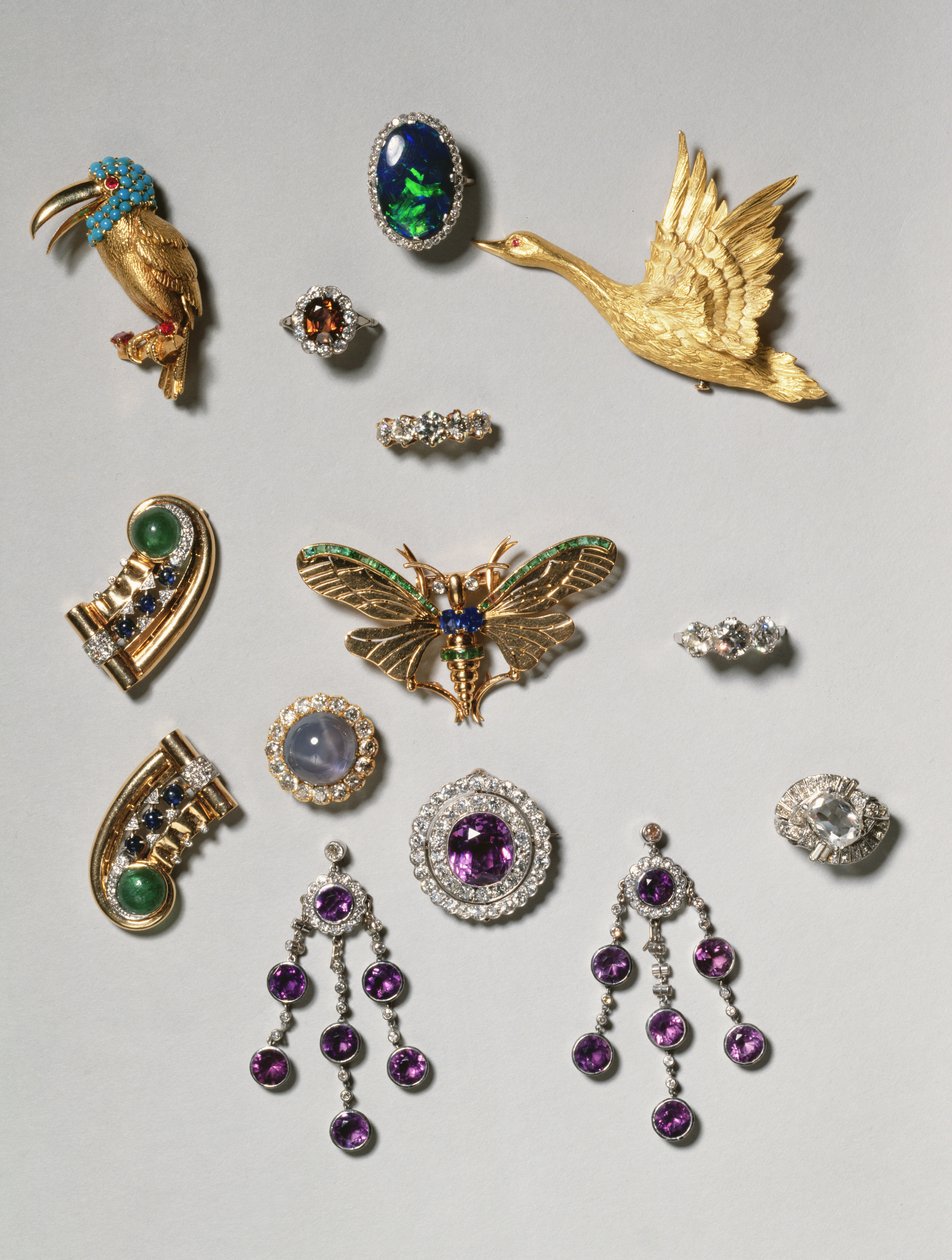 Urval av smycken: örhängen med ametist och diamantljuskronor; cabochon stjärna safir och diamant brosch; svart opalring; ametist och diamant brosch eller hänge; guld flygande svan clip brosch; Tiffany av Unbekannt Unbekannt
