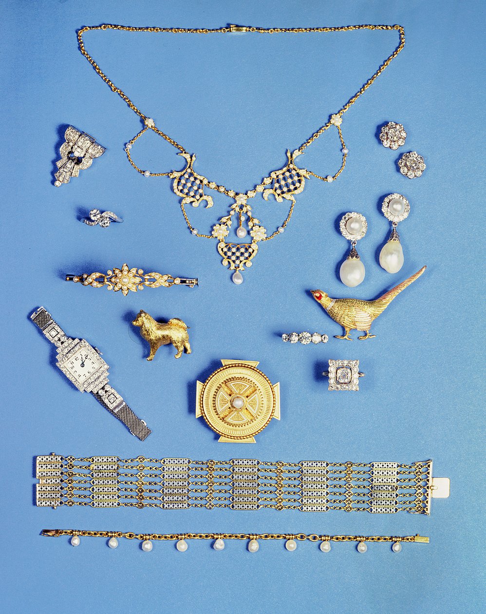 Urval av smycken: pärl- och guldhänge; Art Deco diamantklämma brosch; örhängen med pärlor; Guldbrosch i keltisk stil; Edwardianskt kedjearmband; fasan brosch; armring med gångjärn i halv pärlguld av Unbekannt Unbekannt