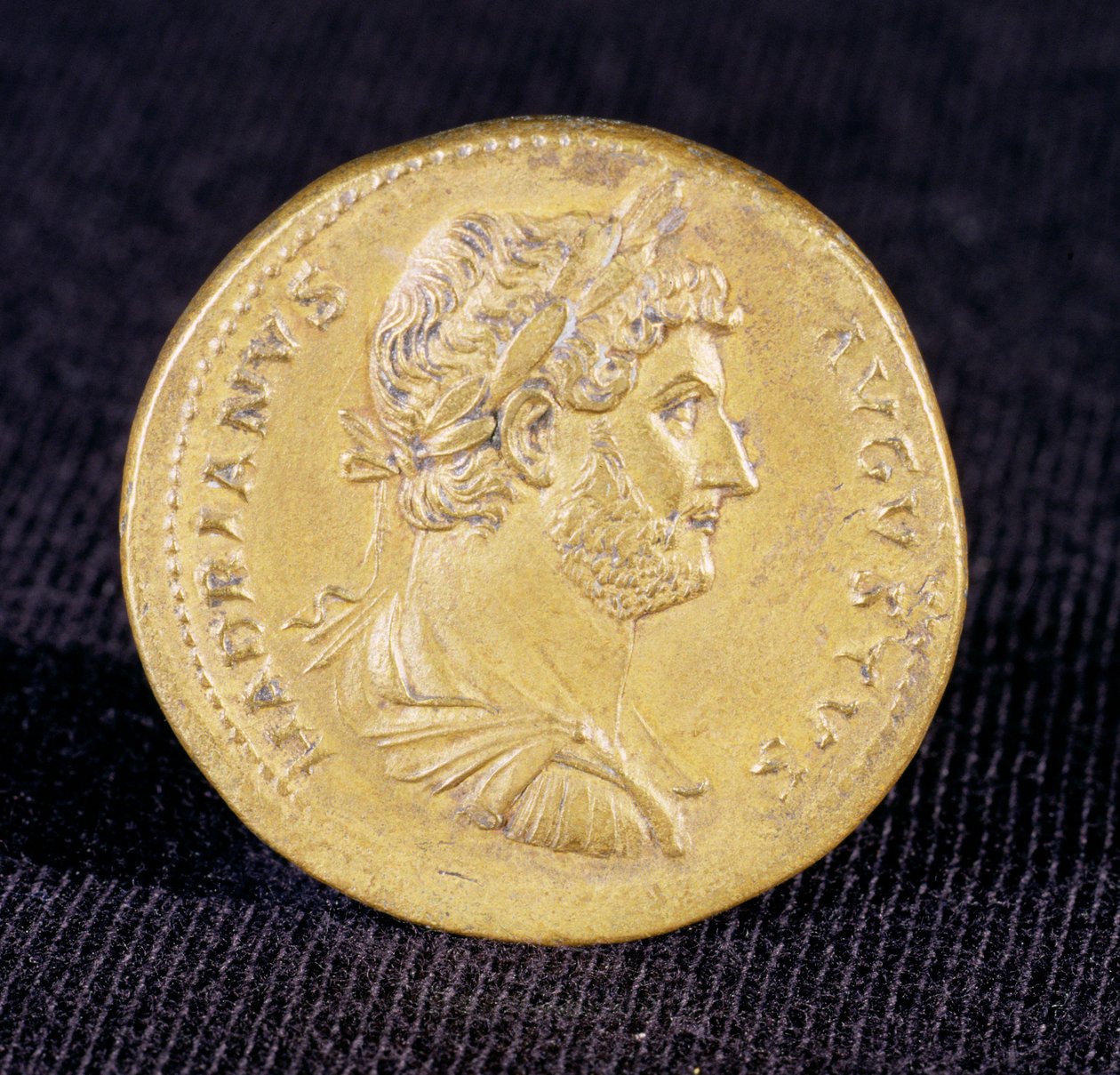 Sestertius av Hadrianus från Newcastle Upon Tyne, 132 A.D. Visar byst av Hadrianus som en segerrik befälhavare av Unbekannt Unbekannt