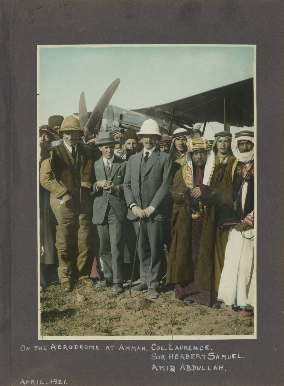 T.E. Lawrence, Sir Herbert Samuel och Amir Abdullah på Amman flygplats, Jordanien, 1921 (handfärgat tryck) av Unbekannt Unbekannt