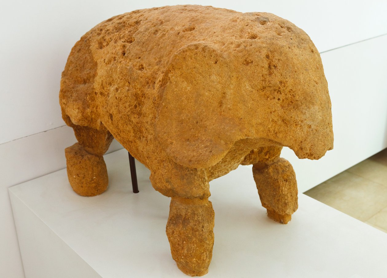 Det arkeologiska komplexet, Carmona, Sevillaprovinsen, Spanien. Skulptur i museet av en elefant som hittades i elefantens grav i den romerska nekropolen. av Unbekannt Unbekannt
