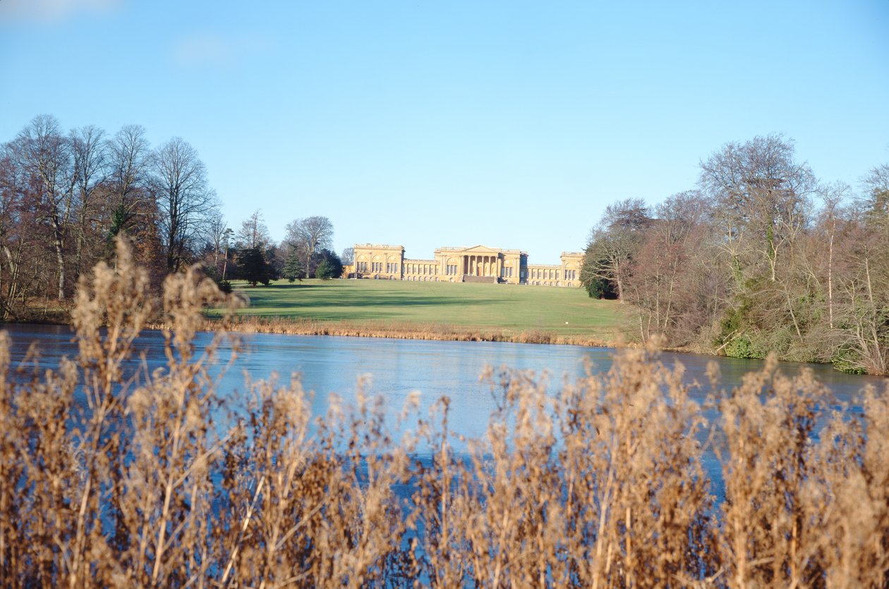 Utsikt från husets sjö, byggd av Sir John Vanbrugh (1664-1726) och park anlagd av Capability Brown av Unbekannt Unbekannt