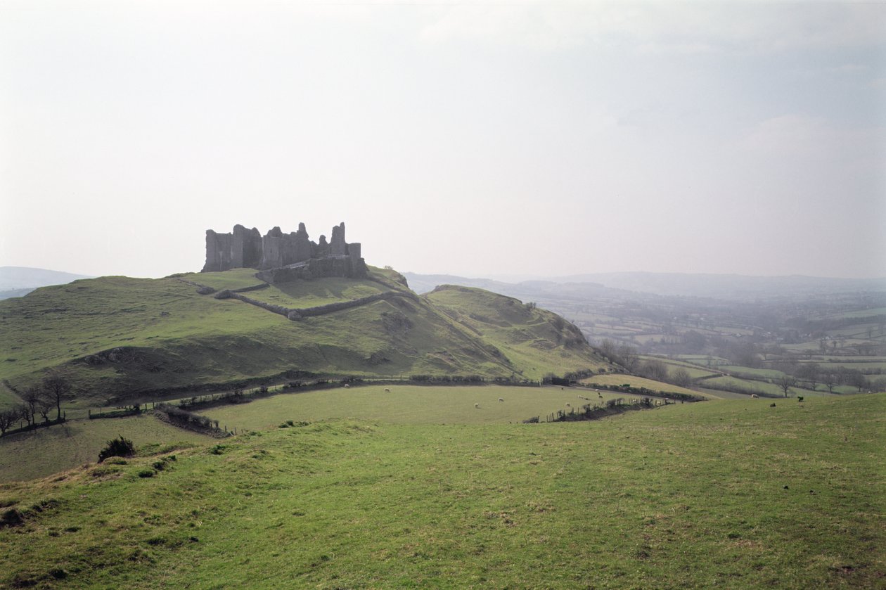 Utsikt över Carreg Cennen Castle, södra Wales, byggt ca 1350 av Unbekannt Unbekannt