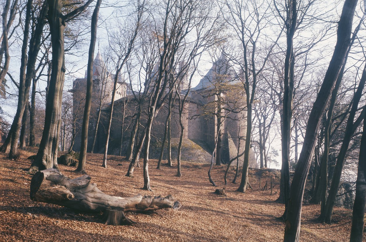 Utsikt över Castle Coch, södra Wales, från skogen av Unbekannt Unbekannt