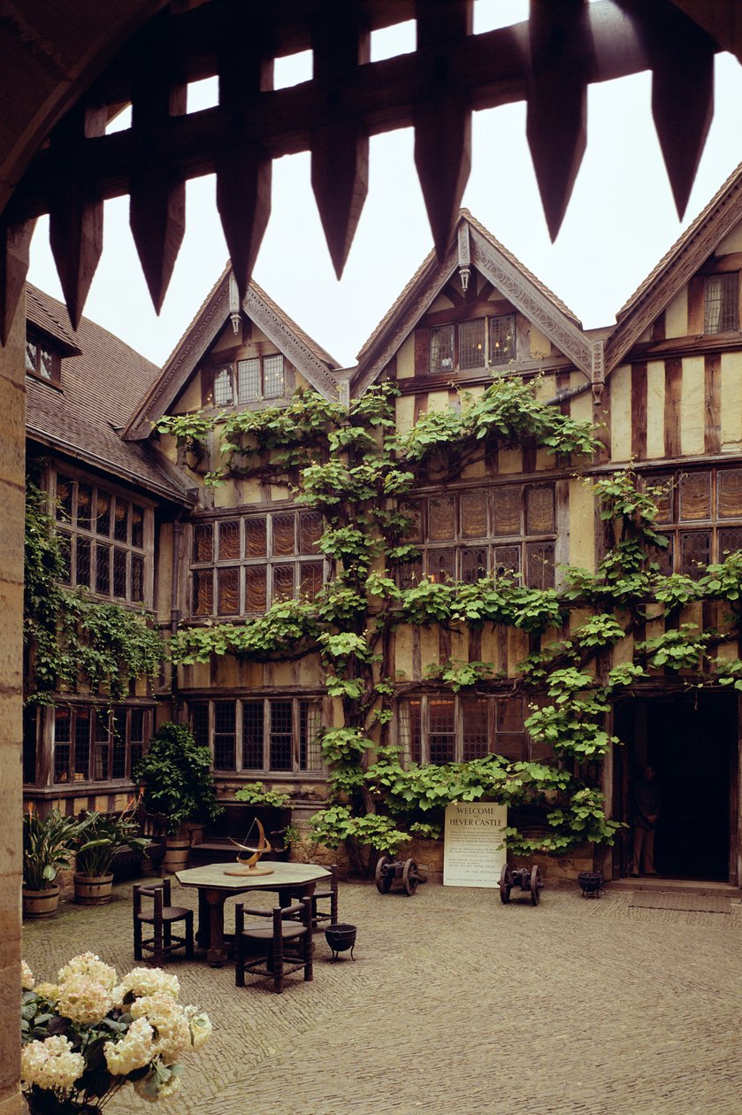 Utsikt över innergården, Hever Castle, Kent, sent 1400-tal av Unbekannt Unbekannt