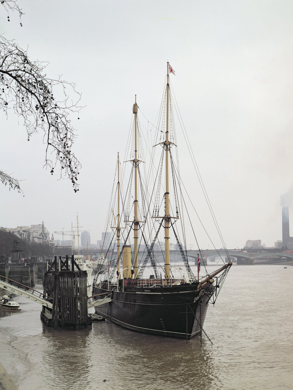 Utsikt över Themsen med RRS Discovery, seglad av Scott till Antarktis 1901-04 av Unbekannt Unbekannt