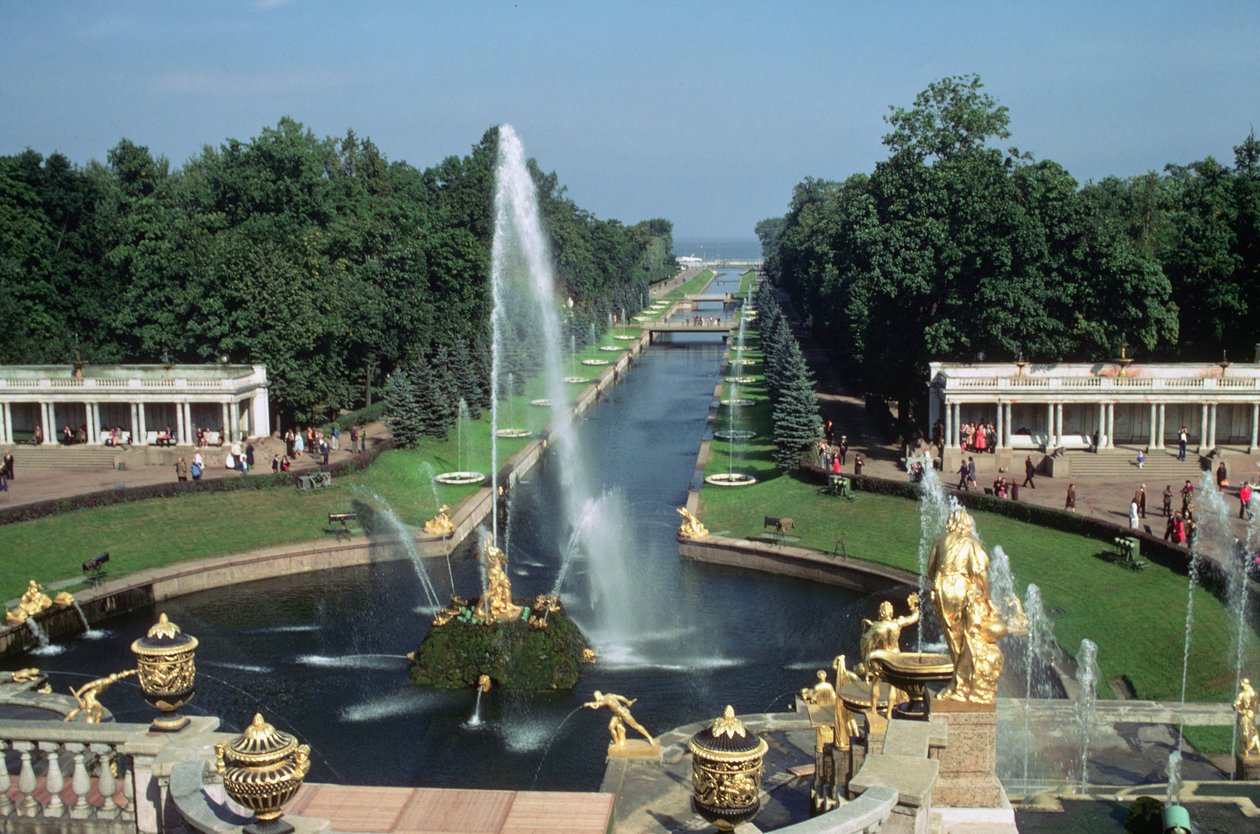 Utsikt över Samson-fontänen och kanalen, Peterhof-palatset av Unbekannt Unbekannt