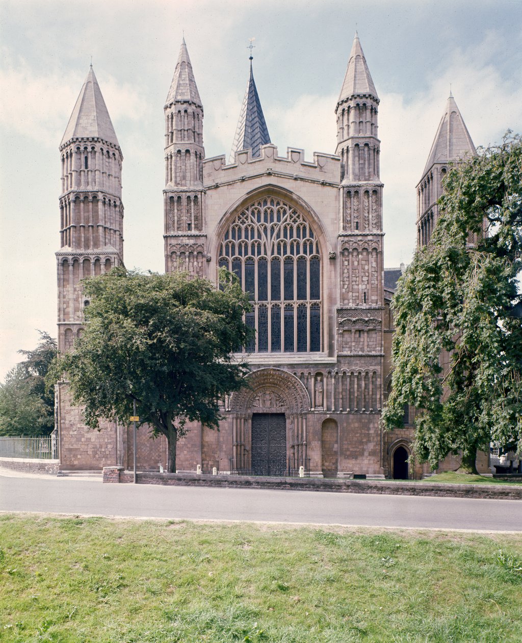 Utsikt över den västra fronten av Rochester Cathedral, byggd c.1150 av Unbekannt Unbekannt