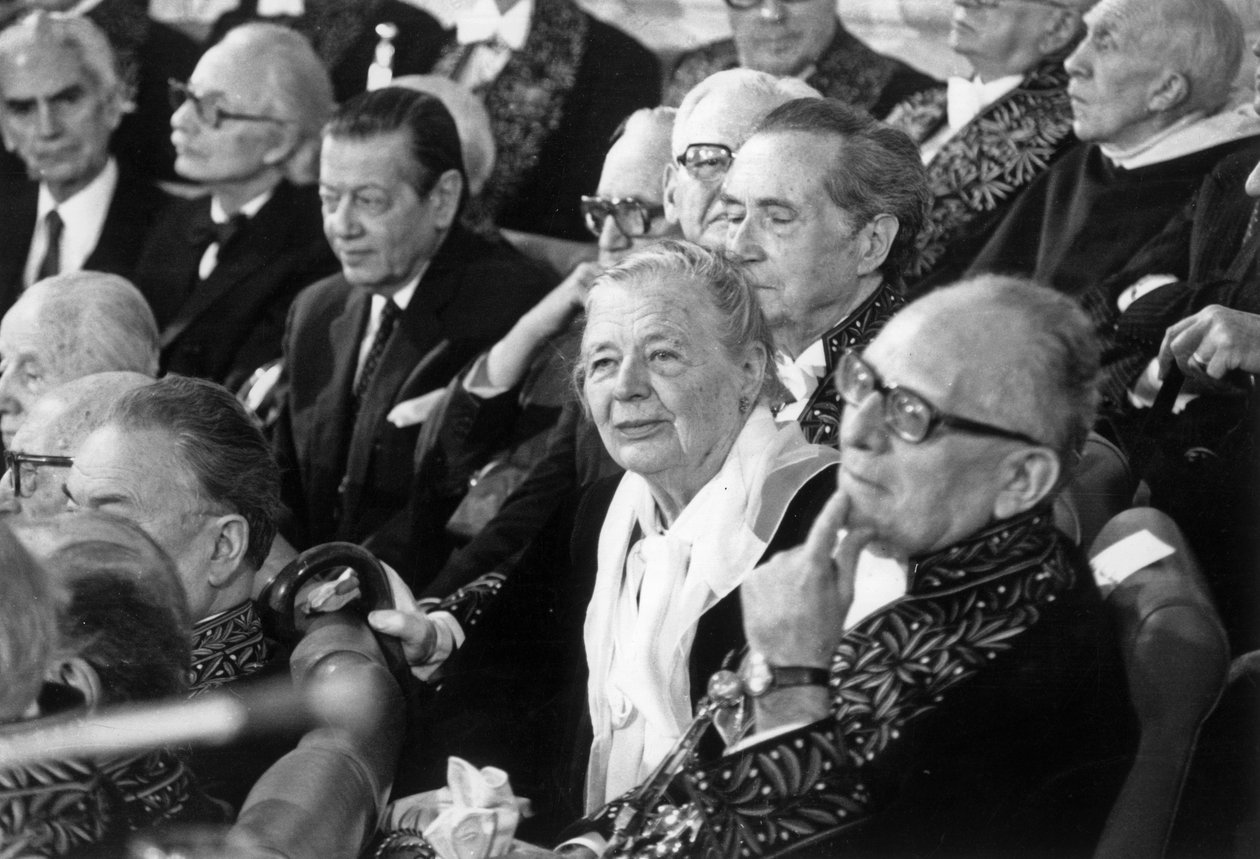 Antagning av Marguerite Yourcenar vid Academie Francaise i Paris den 22 januari 1981: här med Maurice Schumann av Unbekannt Unbekannt