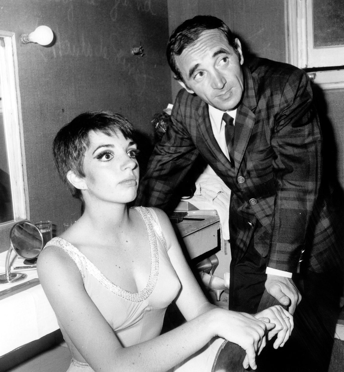 Den franske sångaren Charles Aznavour gratulerar Liza Minnelli bakom scenen på Olympia den 16 maj 1966 av Unbekannt Unbekannt