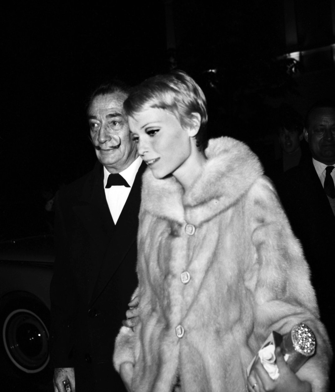 Salvador Dali och Mia Farrow vid premiären av filmen "The Night of the Generals", Paris, 19 april 1967 av Unbekannt Unbekannt