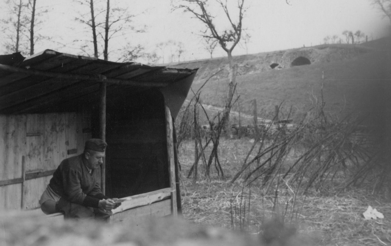 En soldat som använder toaletten, 1942 av Unbekannt Unbekannt