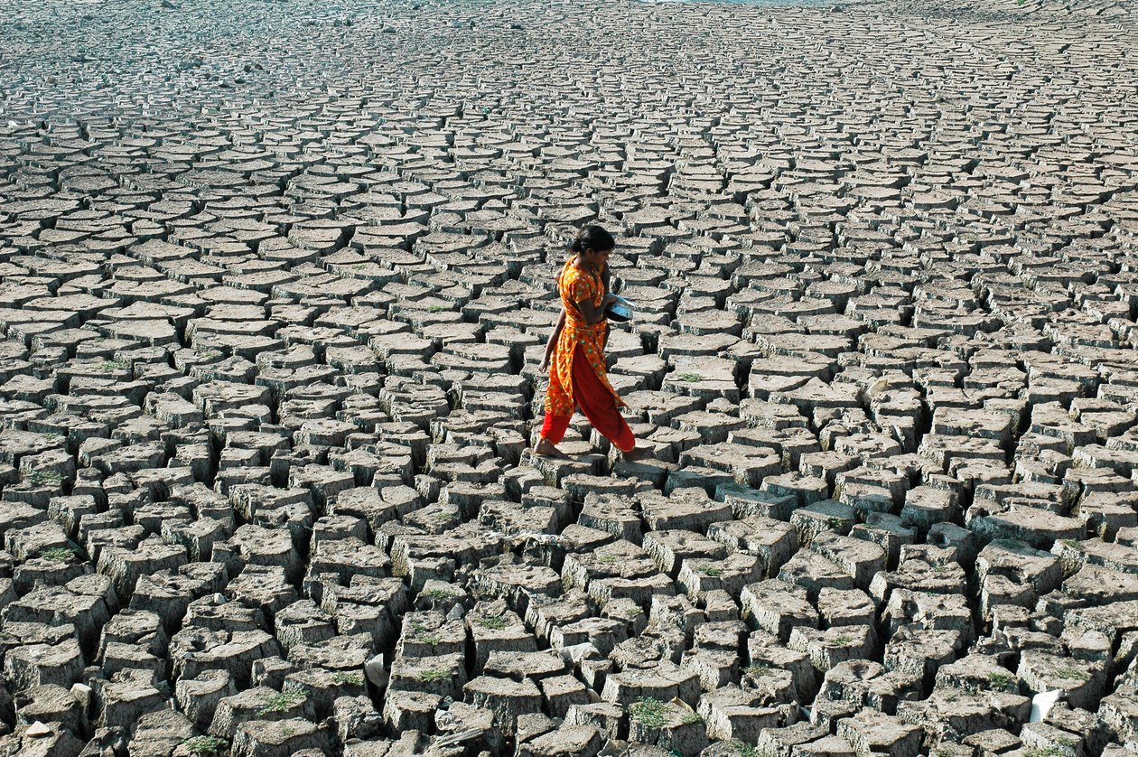 En ung flicka och hennes syster från gruppen under fattigdomsnivån, vid den uttorkade flodbädden i Buriganga, i Hazaribagh, Dhaka, Bangladesh. 4 mars 2005. av Unbekannt Unbekannt