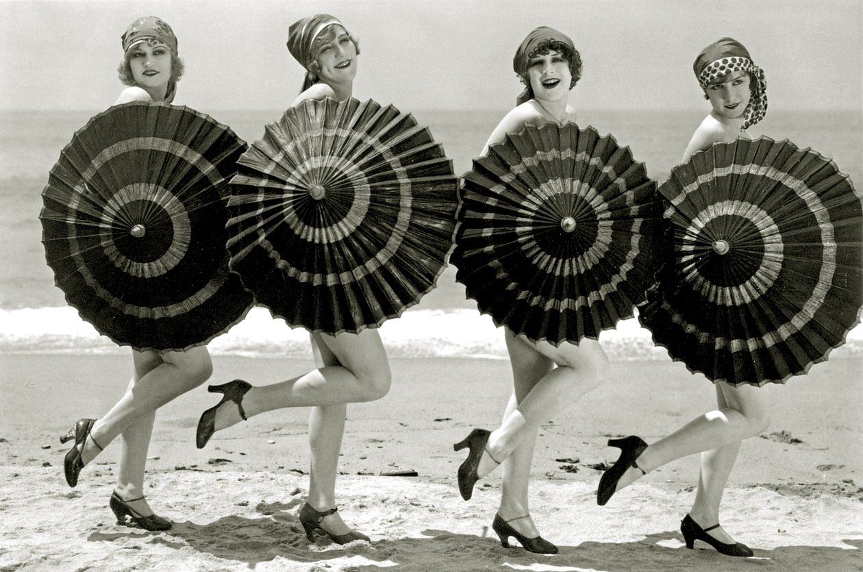 Badskönheter med parasoll, c.1928 av Unbekannt Unbekannt