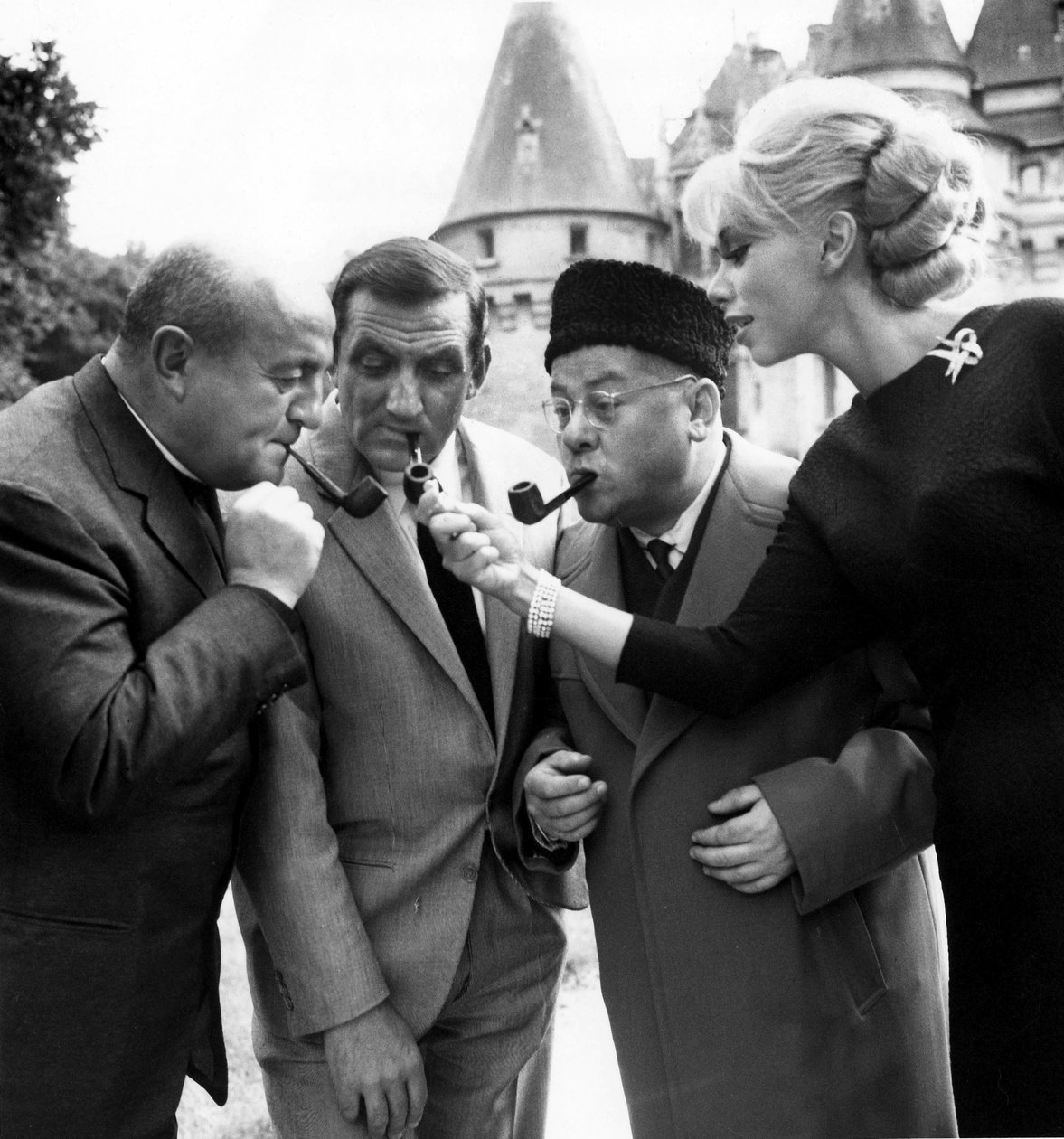 Bernard Blier, Lino Ventura, Francis Blanche och Mireille Darc på uppsättningen av filmen Les Barbouzes 1964 av Unbekannt Unbekannt