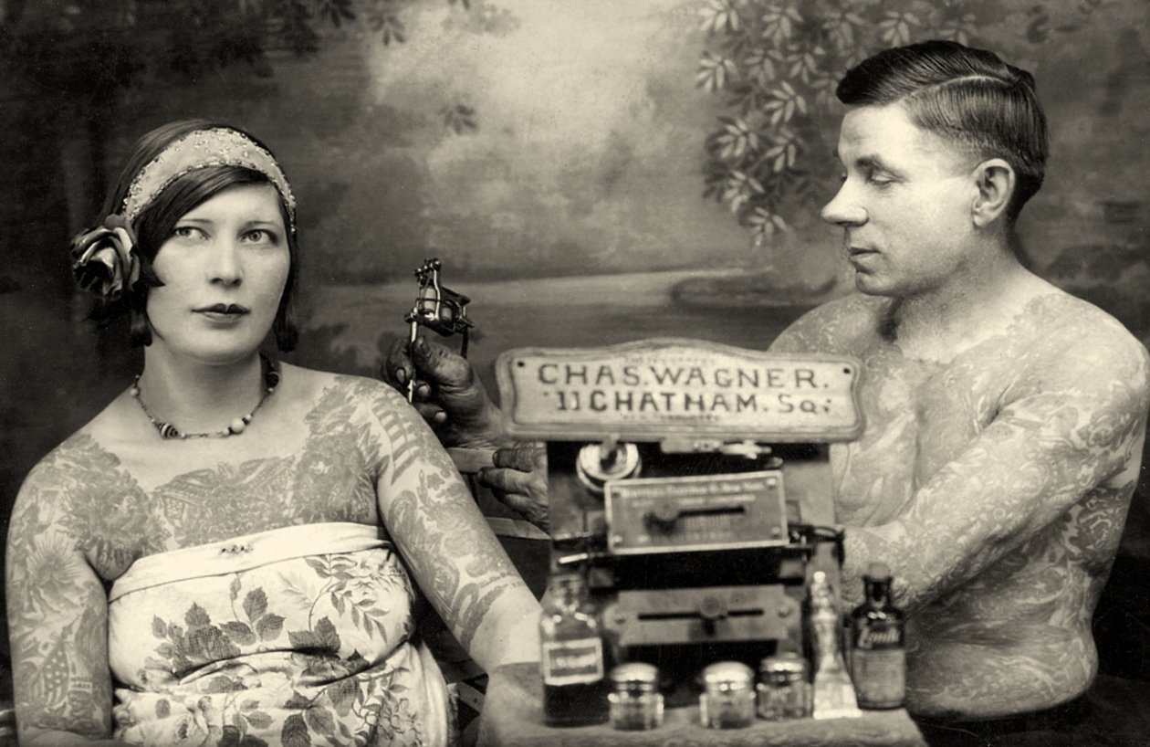 Charles Wagner tatuerar en kund med sin nyligen patenterade tatueringsmaskin. c.1905 av Unbekannt Unbekannt