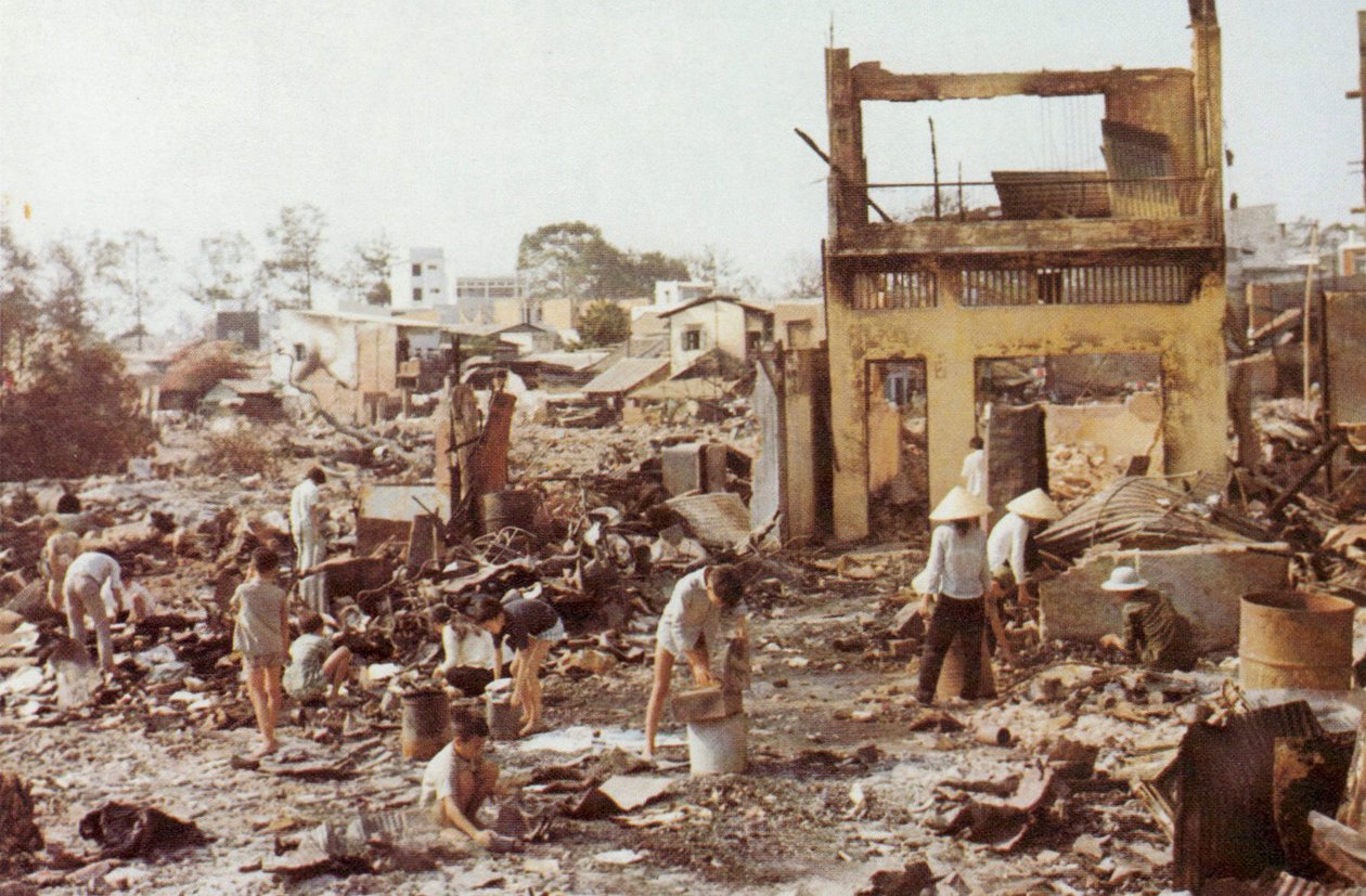 Civila sorterar igenom ruinerna av sina hem i Cholon, den hårt skadade kinesiska delen av Saigon, Tet Offensive, Vietnamkriget, 1968 av Unbekannt Unbekannt