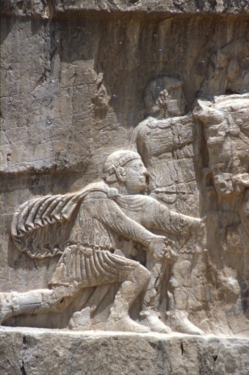 Detalj av den romerske kejsaren Filip den arab som knäböjer inför Shapur II, Naqsh-e Rostam av Unbekannt Unbekannt