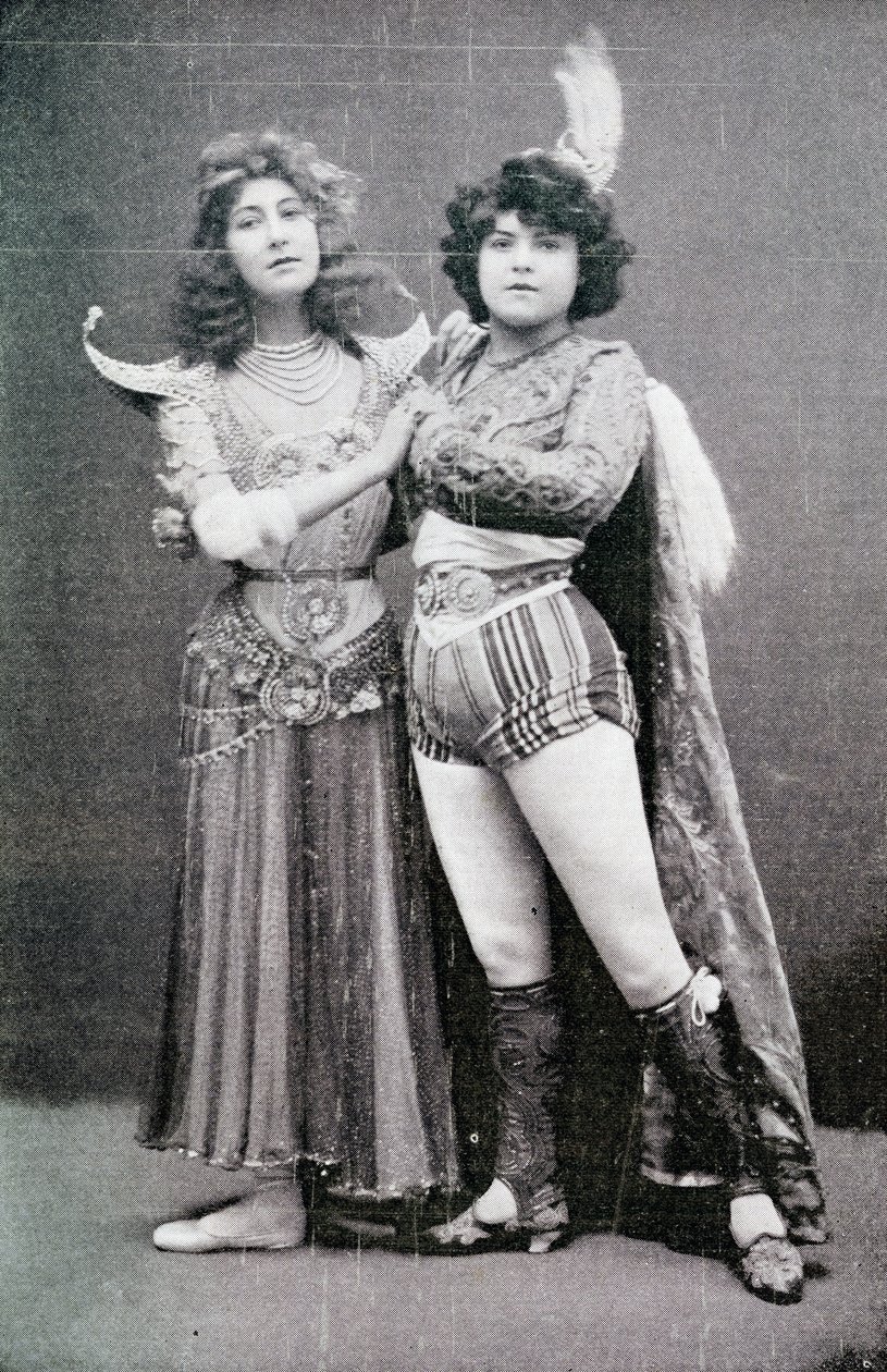 Liane de Pougy framträder som den indiska gudinnan "La Yakcha" på Palace Theatre, London med sin medhjälpare, Lallie Pernod, 1901 av Unbekannt Unbekannt