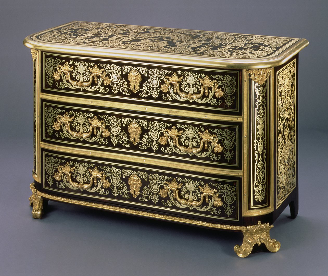 Louis XIV Boulle-kommod med ormolu-fästen och utarbetade inlägg av urnor och blommiga rullar i stil med Jean Berain I av Unbekannt Unbekannt