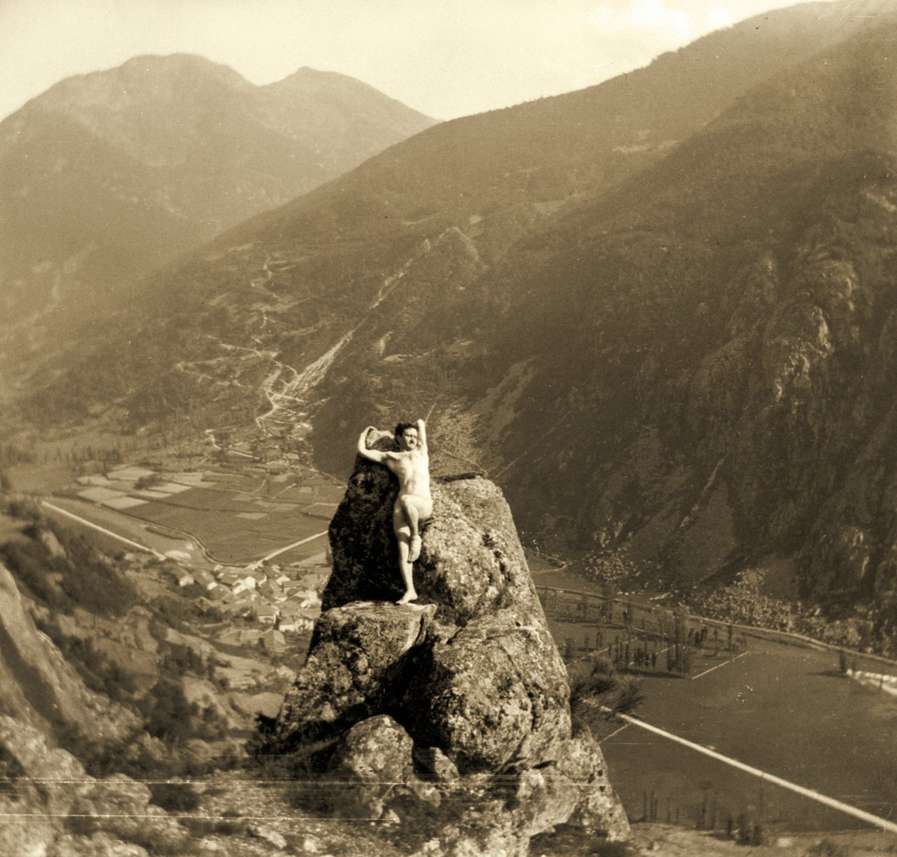 Naken man poserar på en klippa i en bergig dal, ca 1910 av Unbekannt Unbekannt