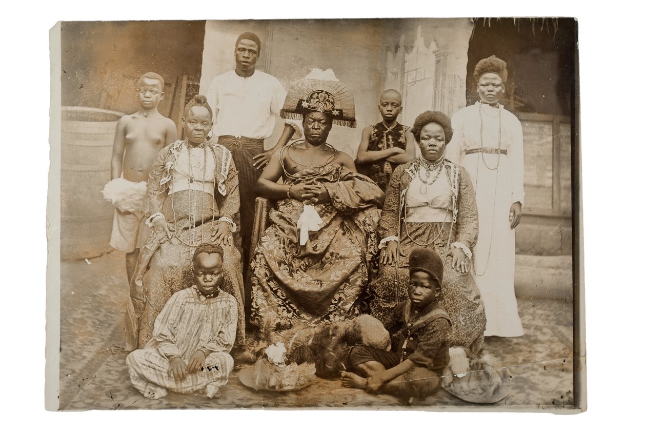 Overami, före detta kung av Benin, och hans svit, Nigeria, ca 1900 av Unbekannt Unbekannt