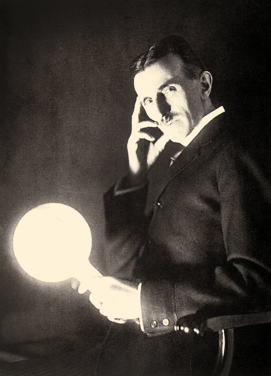 Porträtt av Nikola Tesla som håller en glödlampa upplyst av det elektromagnetiska fältet av en Tesla-spole, 1899 av Unbekannt Unbekannt