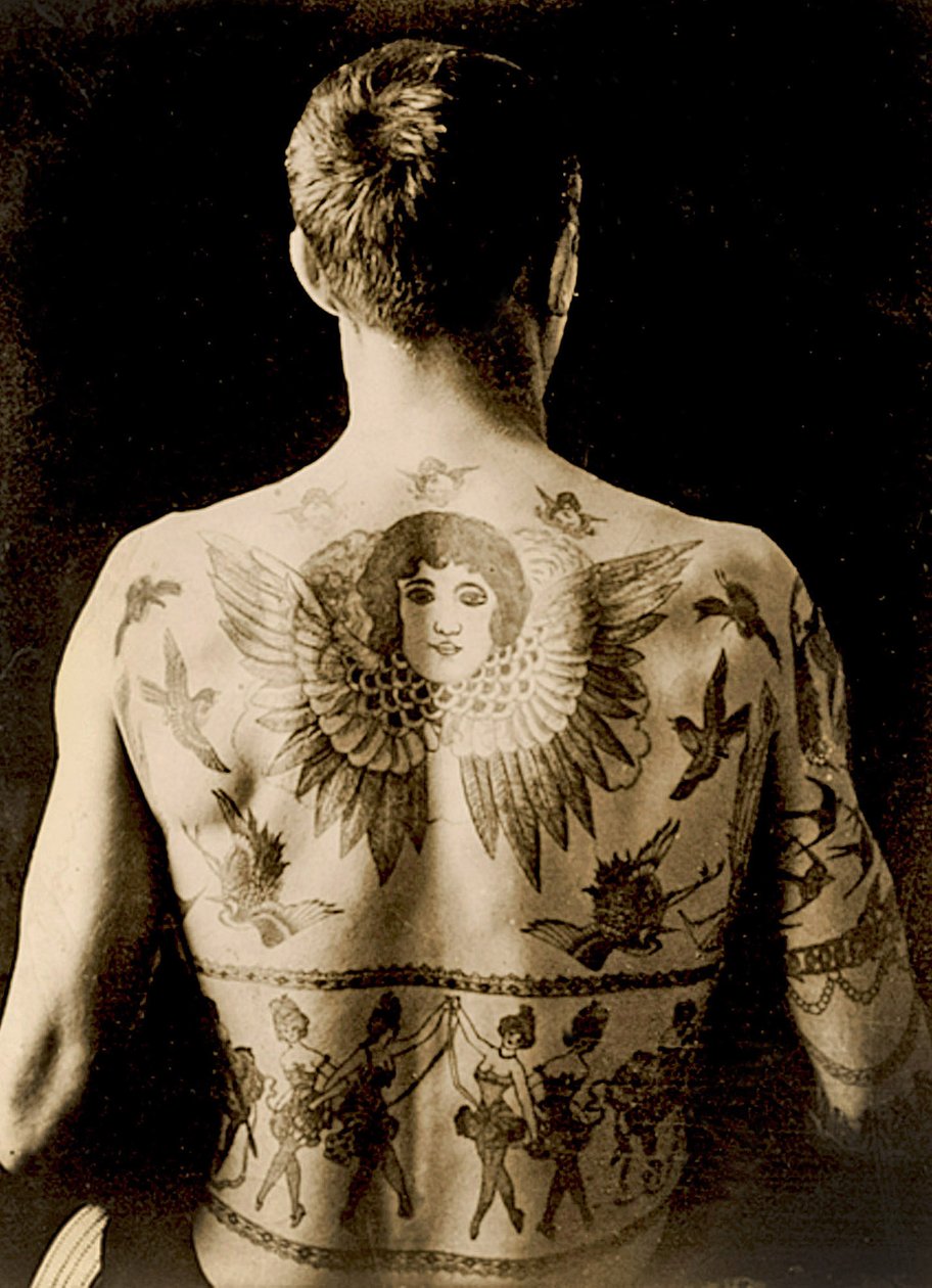 Porträtt av en man med en utarbetad tatuering på baksidan c.1910 av Unbekannt Unbekannt