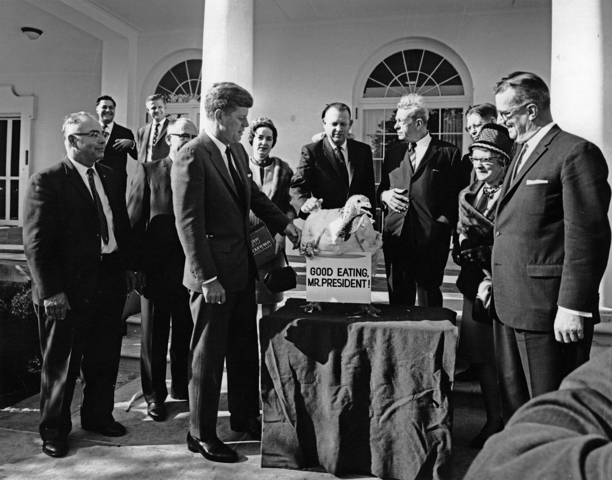 President John F. Kennedy tar emot Thanksgiving Turkiet i Vita huset, november 1963 av Unbekannt Unbekannt