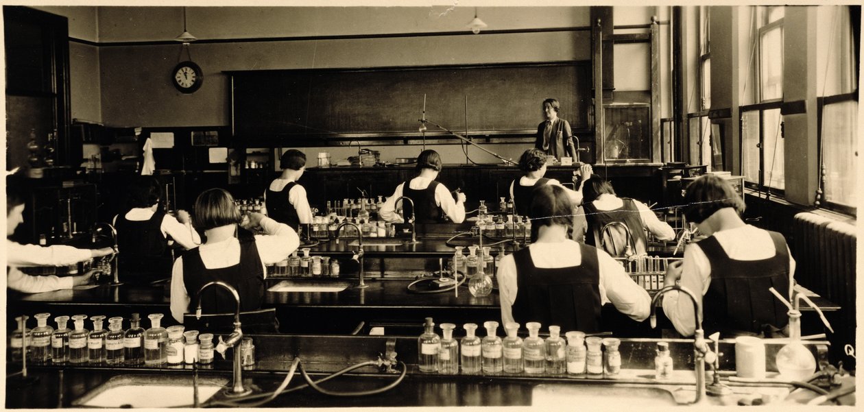 Vetenskapslektion vid London Grammar School for Girls, 1936 av Unbekannt Unbekannt