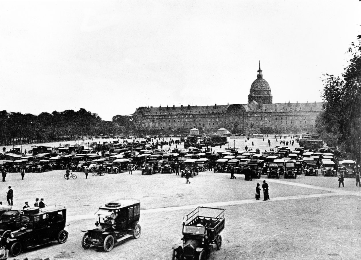 Taxis of the Marne samlades vid Invalides, Paris i beredskap för sin avresa för att transportera trupper till det första slaget vid Marne, september 1914 av Unbekannt Unbekannt
