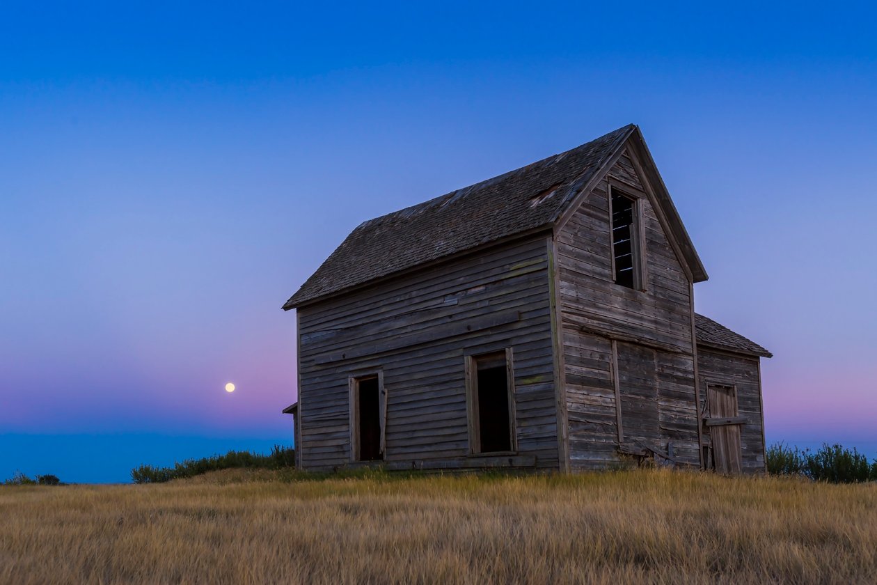 Den stigande nästan fullmånen, en ?Blue Moon? av 30 juli 2015, reser sig bakom en rustik gammal bondgård nära Bow Island, Alberta av Unbekannt Unbekannt