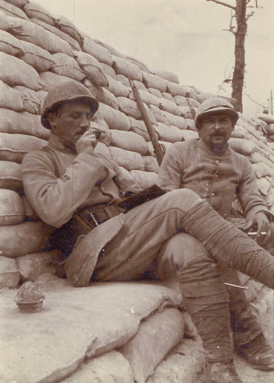 Två soldater som röker i en skyttegrav, första världskriget, 1914-18 av Unbekannt Unbekannt