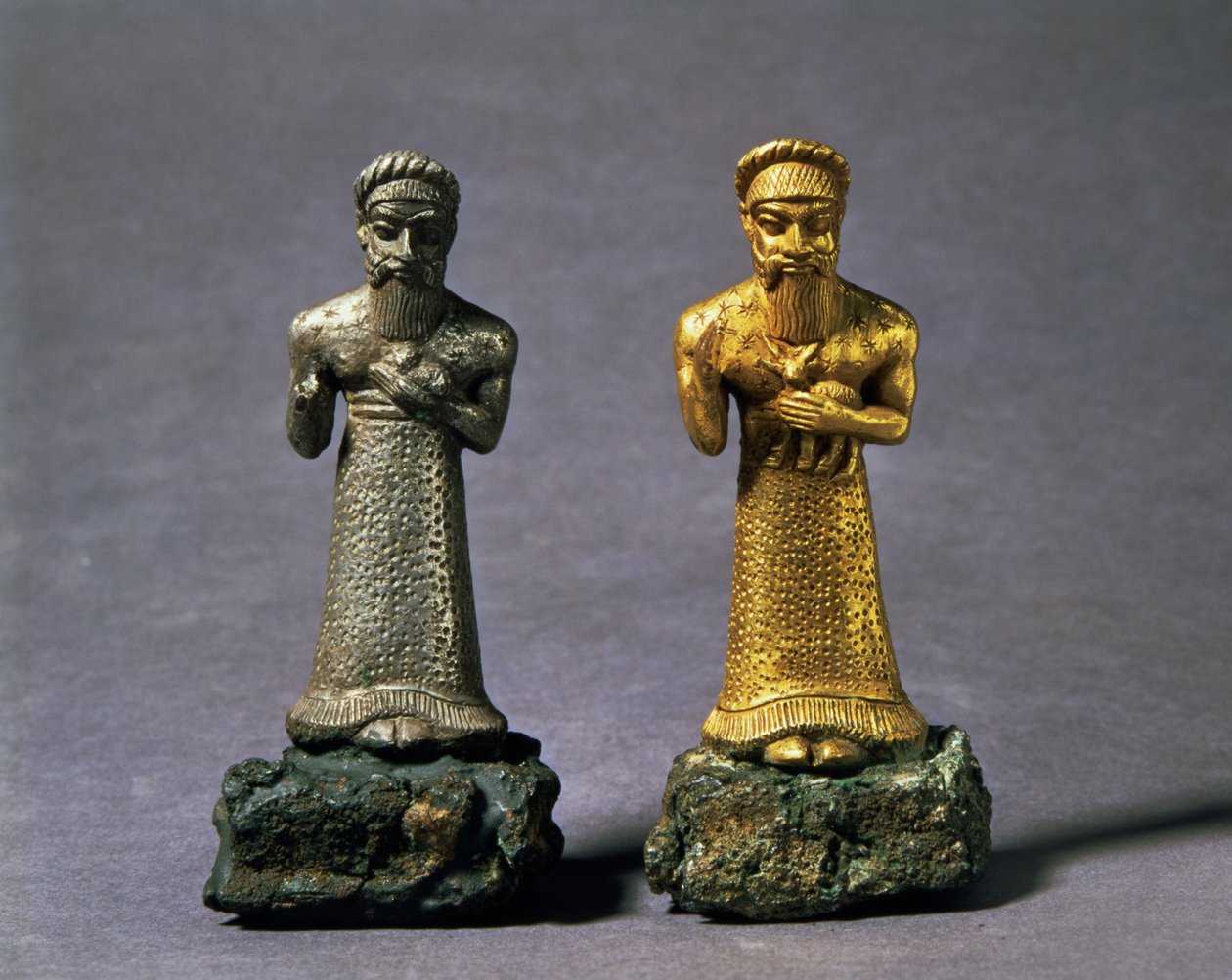 Två statyetter av män som bär offer av getter, Elamitperiod, från Susa, sydvästra Iran, ca 1150 f.Kr. av Unbekannt Unbekannt