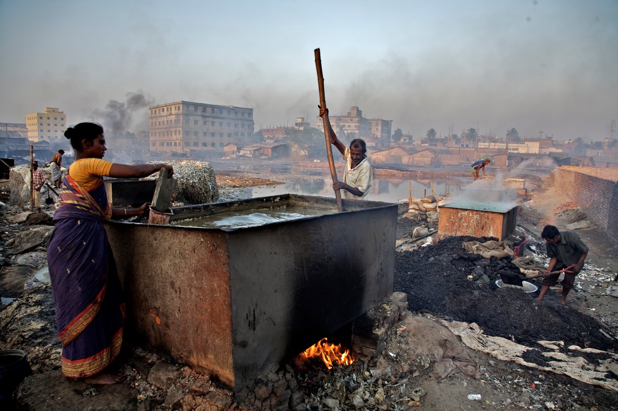 Arbetare som kokar läderavfall för att tillverka lim, i Hazaribagh-området, vid sidan av Buriganga-floden, i Dhaka, Bangladesh. Liksom många andra branscher som inte bryr sig om miljöfaktorerna, orsakar garverier också allvarliga skador på miljön. Hazar av Unbekannt Unbekannt
