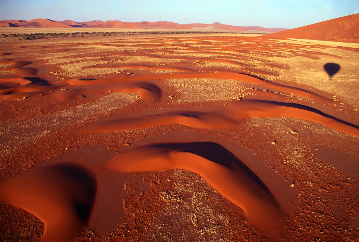 utsikt över en dal av sanddyner från en luftballongresa strax efter soluppgången nära Sossusvlei i Namiböknen, Namibia. 2003-07-24. av Unbekannt Unbekannt