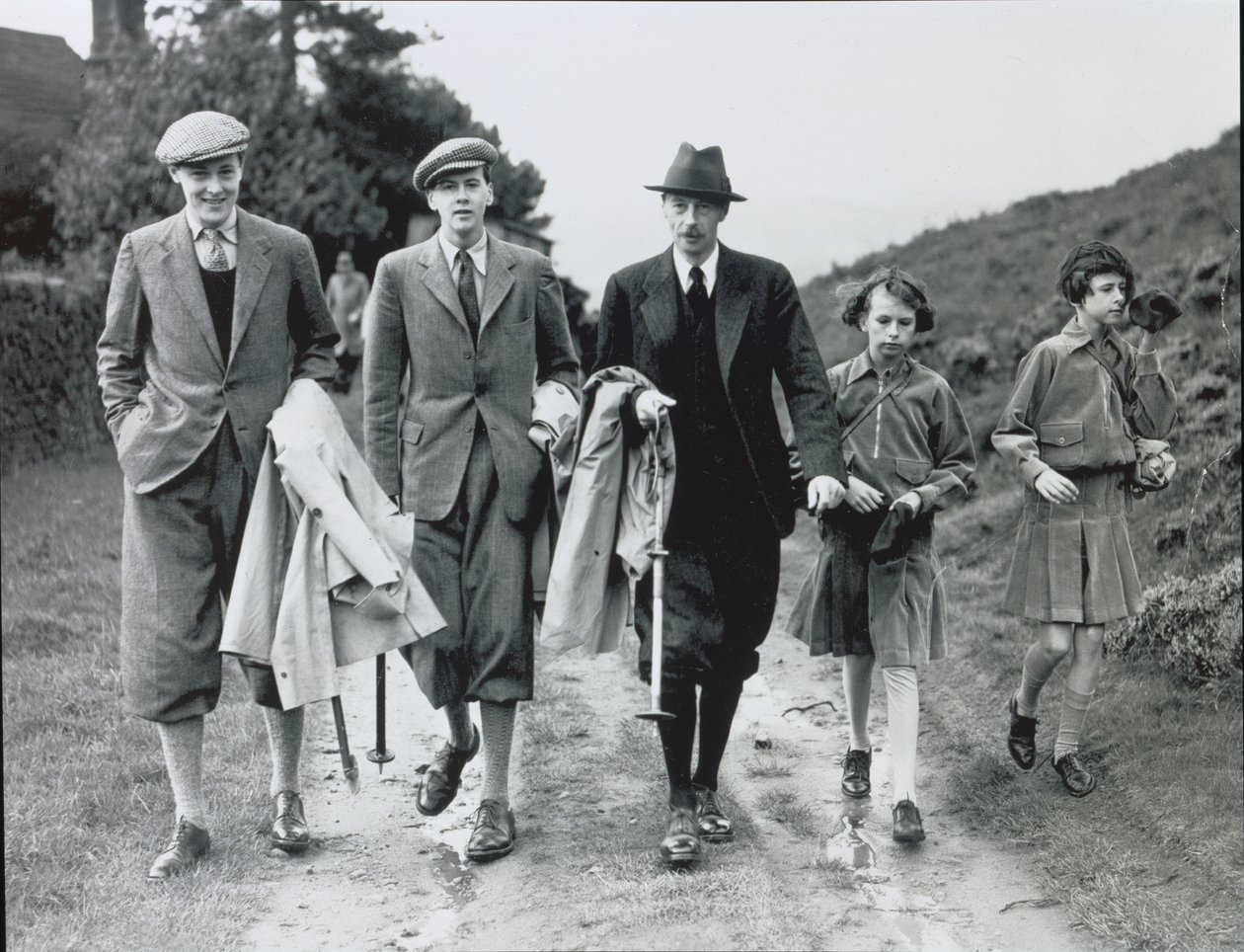 10th Duke med sina fyra barn, Billy, Andrew, Anne och Elizabeth i Bolton Abbey, ca 1938 (s/v foto) av William M. Timlin