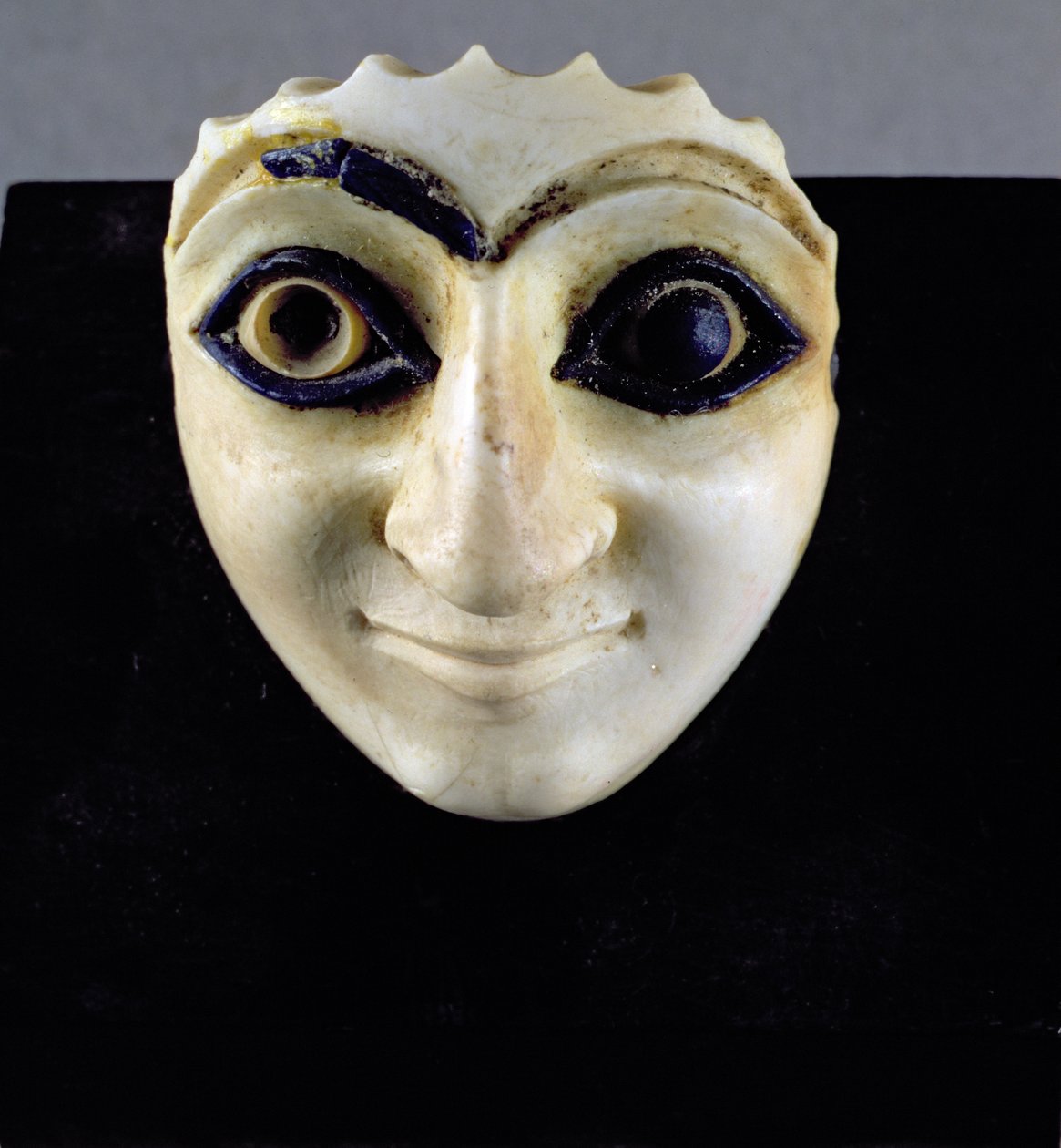 Ett huvud av en figur från Nini-zazas tempel, Mari, 2600 f.Kr. (alabaster och lapis lazuli) av Unbekannt