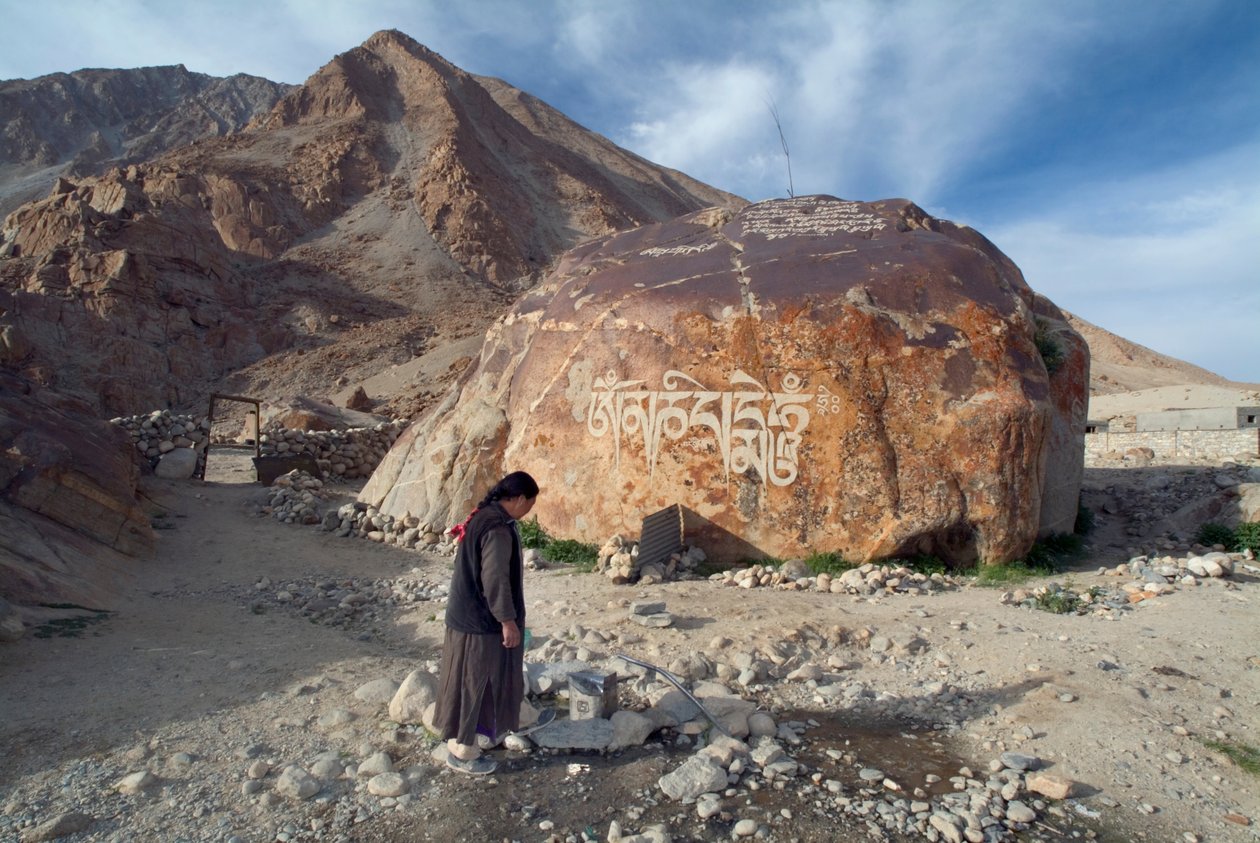 En kvinna i byn Ladakhi hämtar vatten från ett gemensamt rör, Tangtse, Ladakh, Indien (foto) av Unbekannt