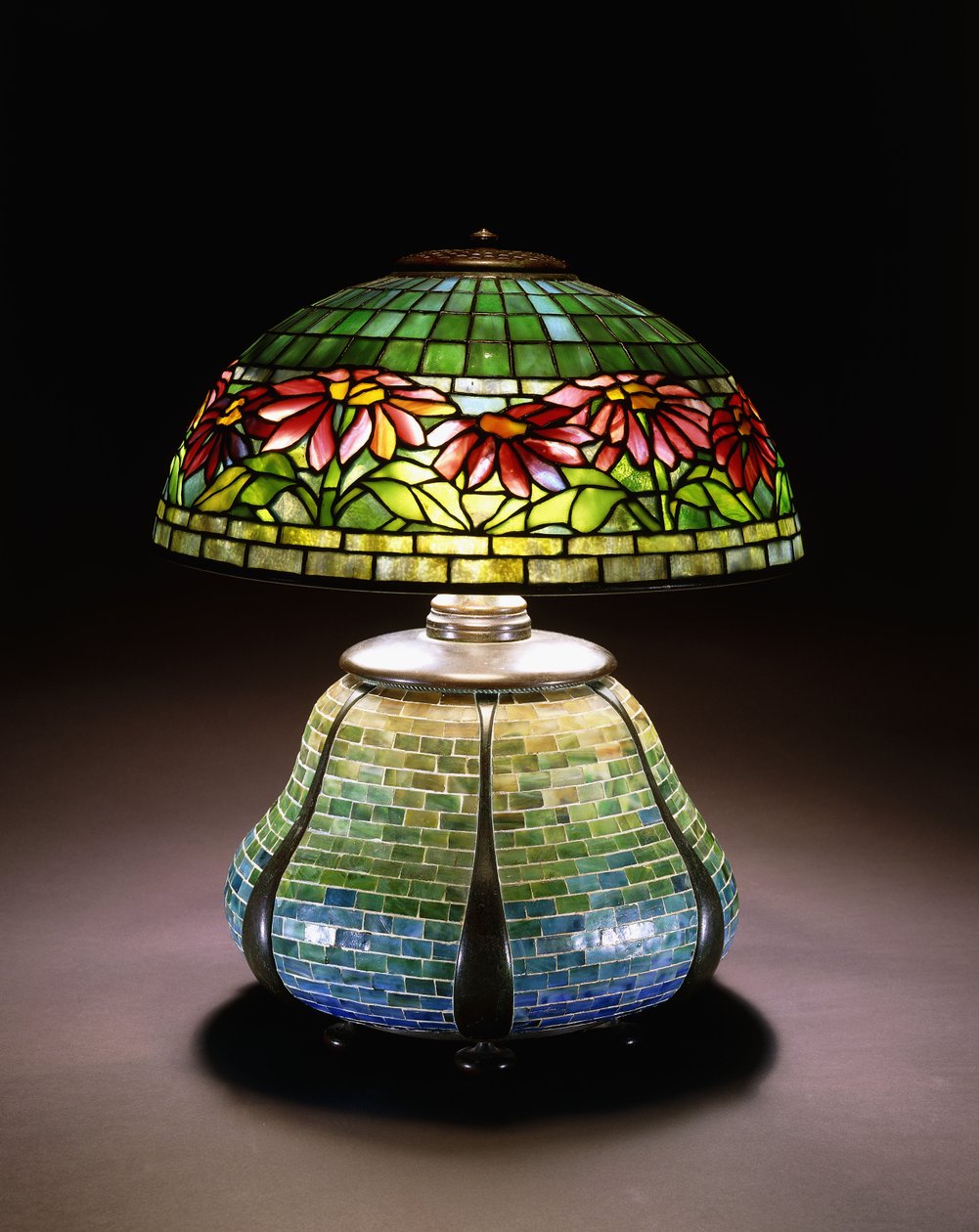 En bordslampa i blyat glas "julstjärna", ca. 1902-1932 av Unbekannt