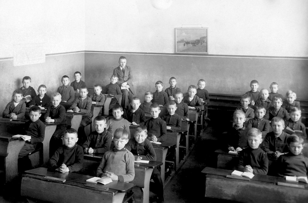 En pojkklass, skolpojkarna är klädda i uniform. av Unbekannter Künstler