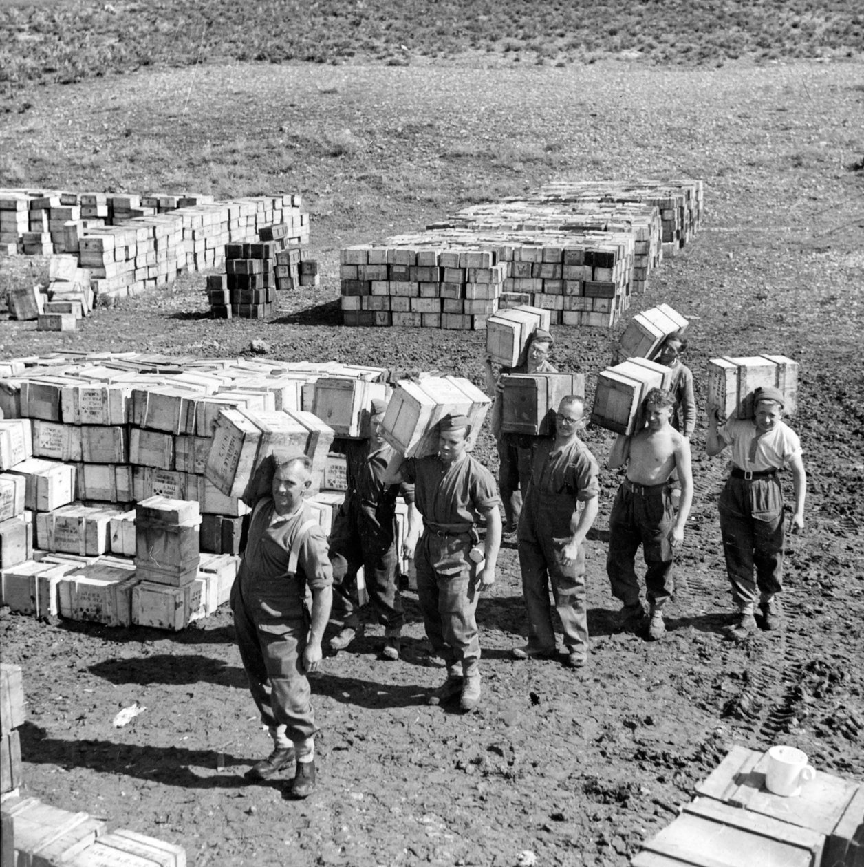 En soptipp och män som bär mer förnödenheter till den, mars 1943 (lanternrutschbana) av Unbekannt