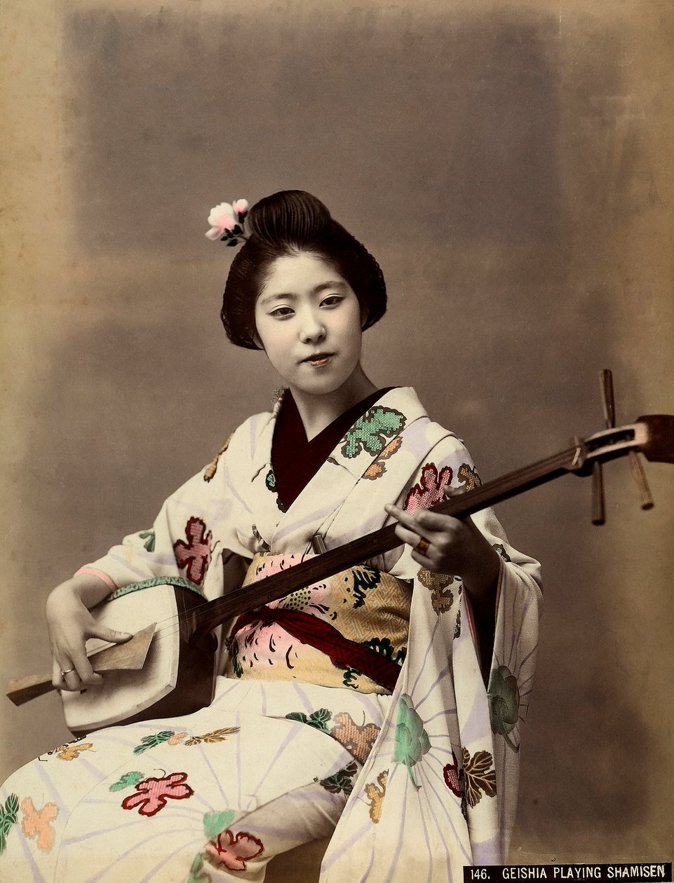 En geisha som spelar shamisen (färgad bild) av Unbekannter Künstler
