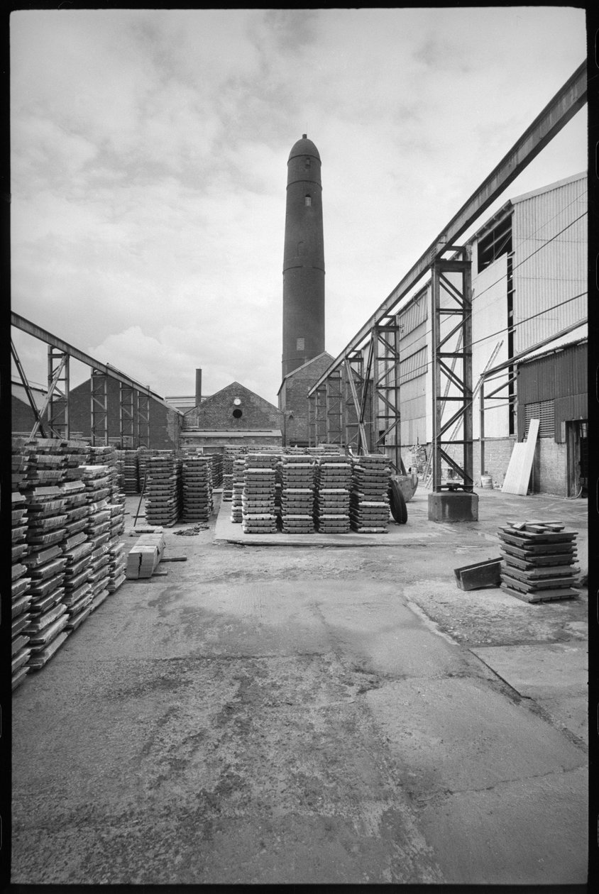 En allmän bild av Elswick Shot Tower, revet 1968-69, som användes för att skapa blyhagel, med en gård med paletter i förgrunden, ca 1955-69 (s/v foto) av Unbekannter Künstler