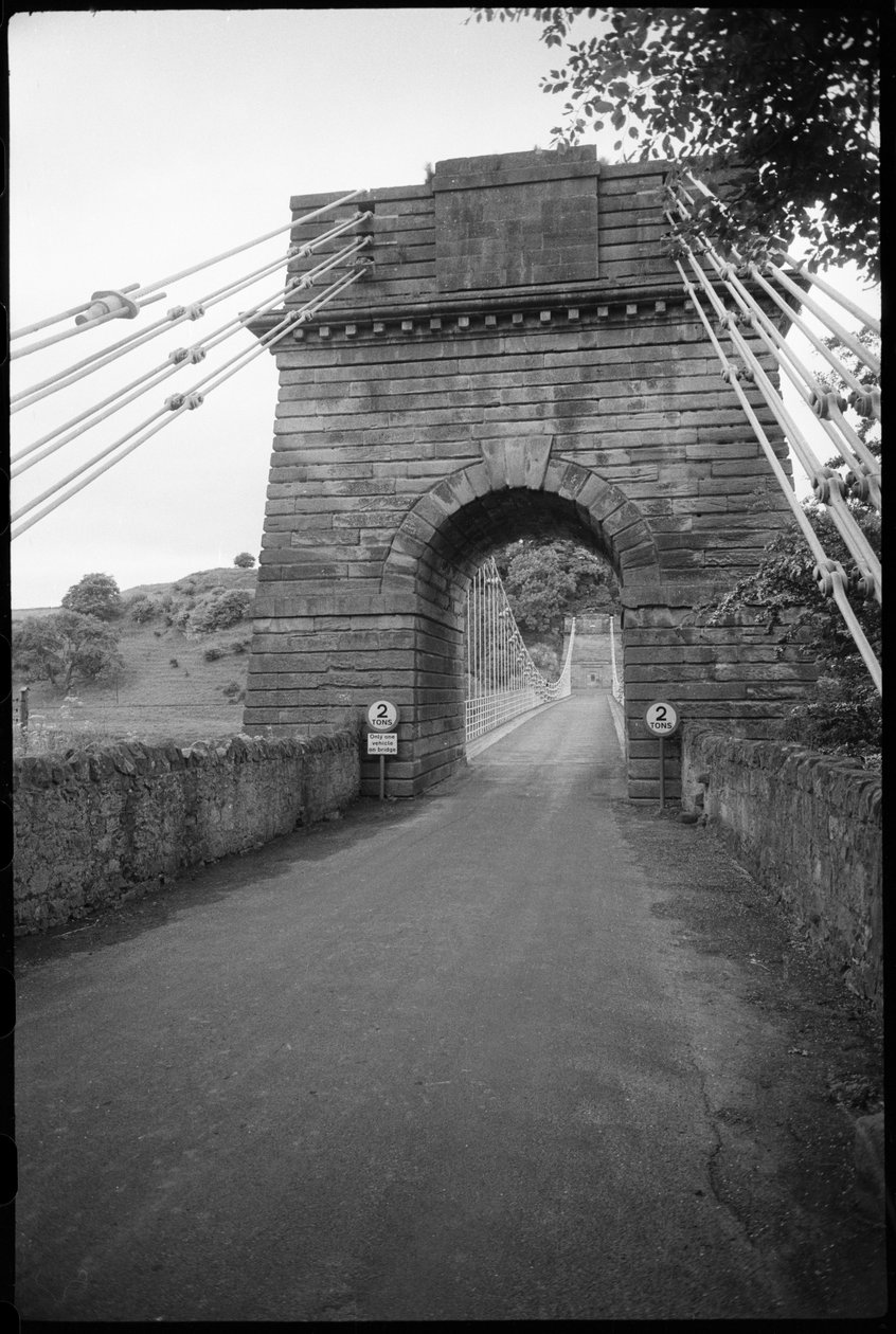 En allmän vy av Union Bridge, som visar sydhöjden av den södra piren, och bron som sträcker sig norrut genom bågen mot norra piren på den engelska gränsen i bakgrunden , Union Bridge, Loanend, Horncliffe, Northumberland, Storbritannien, Storbritannien, ca av Unbekannter Künstler