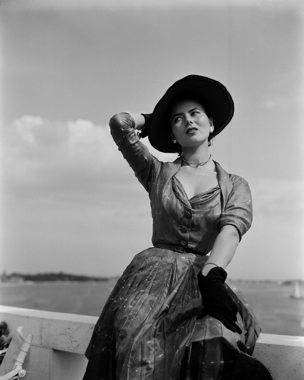 En modell som bär Christian Dior-mode i Venedig, 3 juni 1951: Svarta handskar och hatt av Unbekannt
