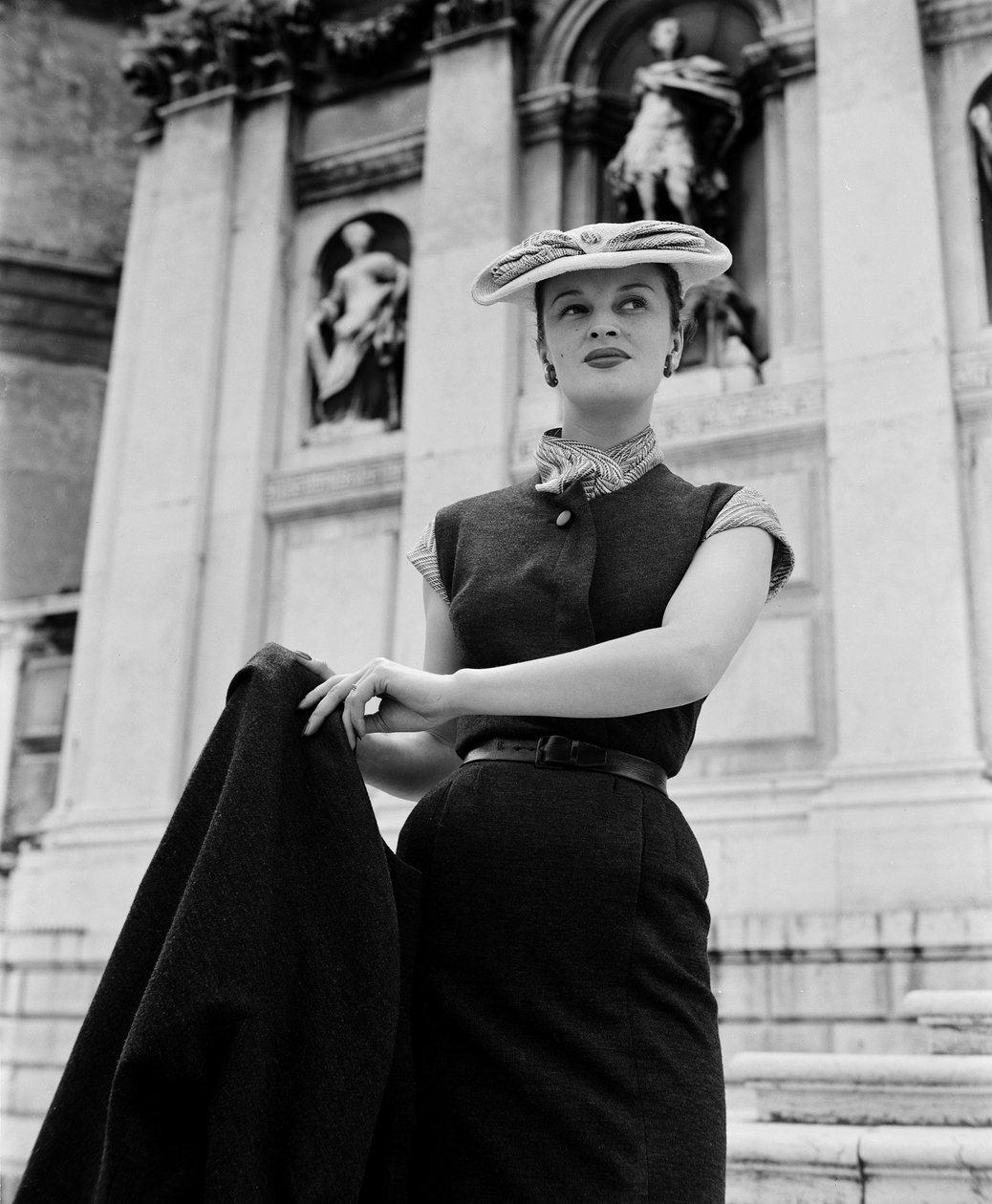 En modell som bär Christian Dior-mode i Venedig, 3 juni 1951: Outside La Salute av Unbekannt