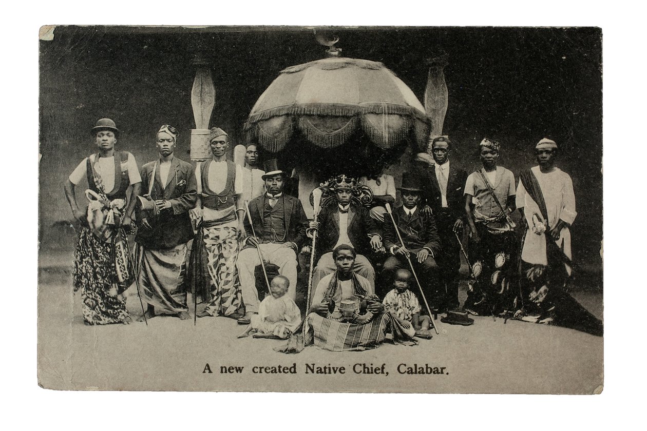 En nyskapad infödd hövding, Calabar, Nigeria, ca 1910 (litho) av Unbekannt