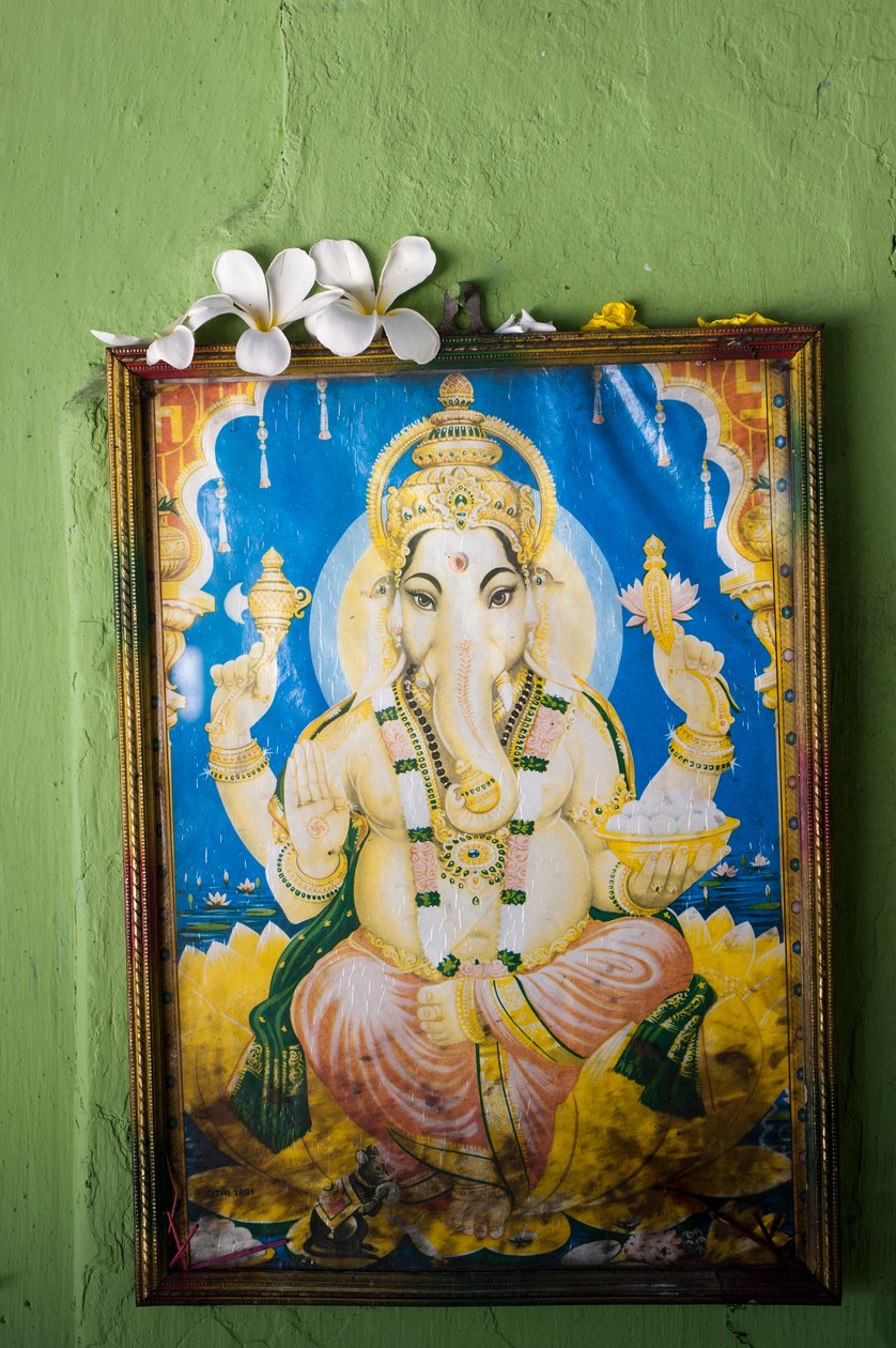 En målning av den elefanthövdade gudomen Ganesh, på väggen av ett tempel, i byn Kovil, i Tirukovil, Sri Lanka. 29 maj 2010. (foto) av Unbekannt