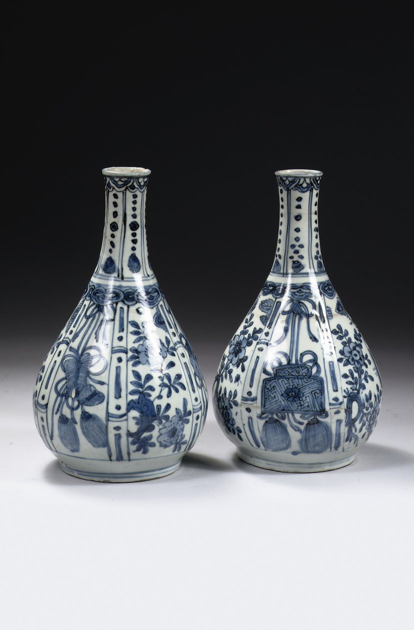 Ett par kinesiska blå och vita "kraak porselein" flaskvaser, Wanli period, 1573-1619 av Unbekannt
